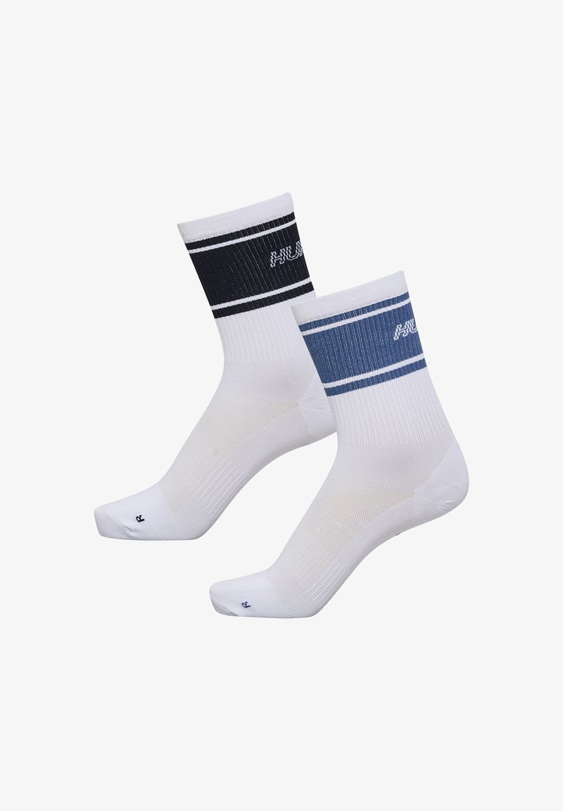 Calcetines de algodón en blanco con rayas horizontales negras y azules en el puño. Presentan una textura acanalada y un logotipo de marca en contraste.