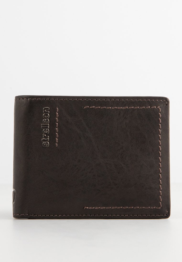 Portefeuille en cuir marron avec une texture lisse, présentant des coutures contrastées et un logo embossé. Design rectangulaire compact avec un emplacement pour cartes.