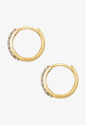 Gul hoops øreringe med en glat overflade og en række klare ædelsten langs den ene side, der skaber en subtil, elegant accent.