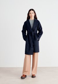 Tommy Hilfiger BELTED COAT - Klasisks mētelis - desert sky
