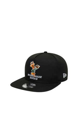Czarna czapka Milwaukee Bucks z wyszywanym rysunkowym jeleniem trzymającym piłkę do koszykówki oraz napisem "Milwaukee Bucks" z przodu.
