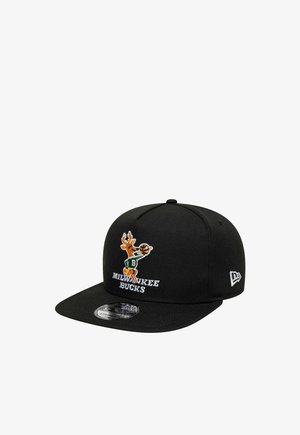 Czarna czapka Milwaukee Bucks z wyszywanym rysunkowym jeleniem trzymającym piłkę do koszykówki oraz napisem "Milwaukee Bucks" z przodu.