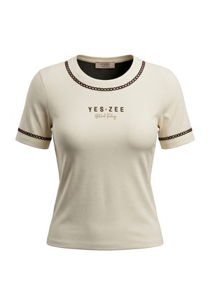 T-shirt crema a maniche corte con scollo rotondo, rifinita con motivo a catena marrone su collo e maniche, con scritta "YES ZEE Natural Feeling" sul davanti.