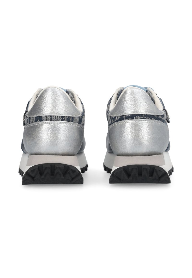 Ein Paar silberne und schwarze Sneakers, von hinten gezeigt, mit hervorgehobenen strukturierten Gummi-Sohlen und gepolsterten Fersenkragen auf einem weißen Hintergrund.