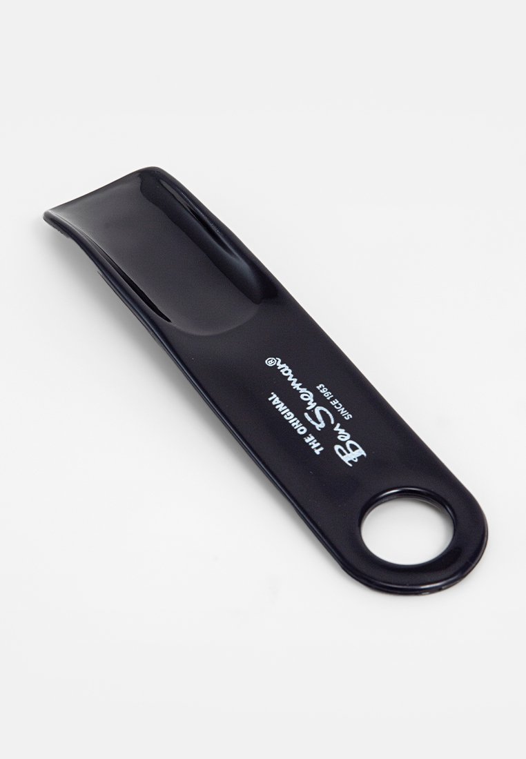 Czarny plastikowy butowy hak o zakrzywionym kształcie i okrągłym uchwycie. Zawiera biały tekst poniżej uchwytu wskazujący nazwę marki i szczegóły.