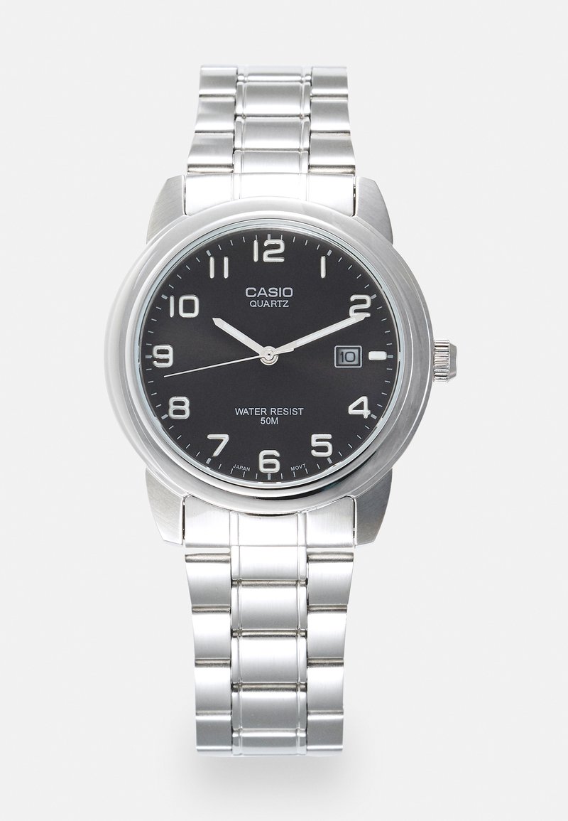 Montre quartz avec un bracelet en acier inoxydable argenté, cadran noir rond, index horaires blancs et un affichage de date à 3 heures. Étanche jusqu'à 50 mètres.