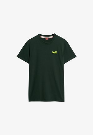 Dunkelgrünes T-Shirt mit kurzen Ärmeln, kleinem gelbem "SuperDry"-Logo und Text auf der linken Brust, Rundhalsausschnitt mit gestreiftem innerem Kragen.