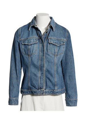 Veste en jean bleue avec fermeture à boutons sur le devant, deux poches poitrine à rabat et manches longues, présentée sur un torse de mannequin blanc.