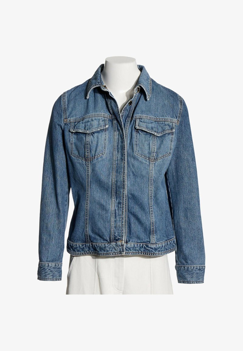 Veste en jean bleue avec fermeture à boutons sur le devant, deux poches poitrine à rabat et manches longues, présentée sur un torse de mannequin blanc.