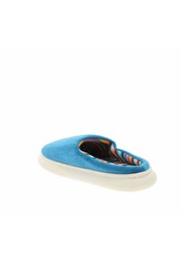Pantofole blu realizzate in morbido tessuto con una suola in gomma bianca. La fodera interna presenta un motivo a righe colorate. Design con punta arrotondata.