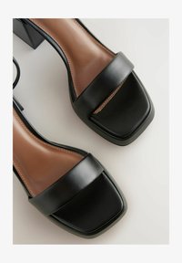 Vald, black