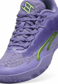 Lila Sportschuh mit strukturiertem Obermaterial, grünen Akzenten und gemusterten Details. Verfügt über eine strapazierfähige Gummi-Sohle und eine Schnürverschluss.