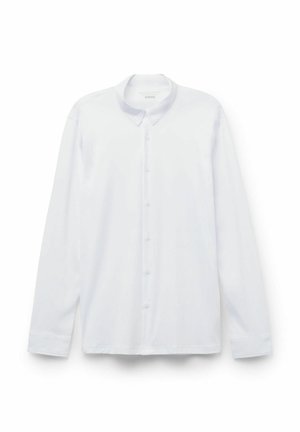 Bílá košile s dlouhým rukávem na knoflíky, s špičatým límcem a manžetami, položená ploše na bílém pozadí.