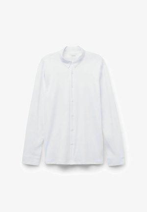 Chemise blanche à manches longues, boutonnée, avec col pointu et poignets, présentée à plat sur fond blanc.