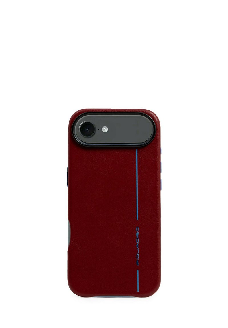 Rode leren telefoonhoes met blauwe accentlijn, afgeronde randen, camerauitsnede aan de bovenkant en een reliëflogo aan de zijkant.