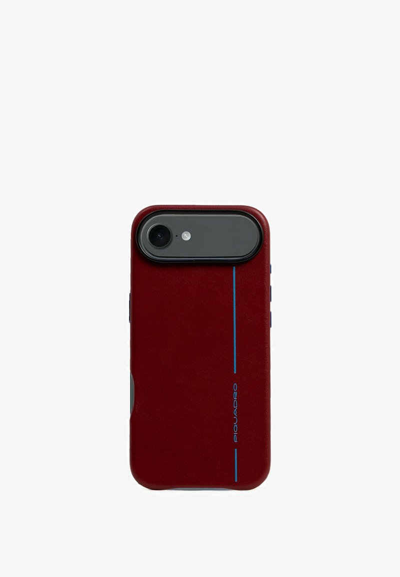Rode leren telefoonhoes met blauwe accentlijn, afgeronde randen, camerauitsnede aan de bovenkant en een reliëflogo aan de zijkant.