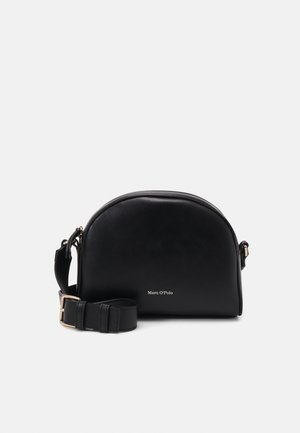 Sort halvmåneformet læder crossbody taske med justerbar rem og guldfarvet spænde, med Marc O’Polo-logo foran.