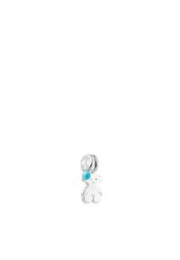 Charm en forma de oso de plata con un acabado suave. Cuenta con un acento de bead turquesa y un lazo para sujeción. Diseño minimalista.