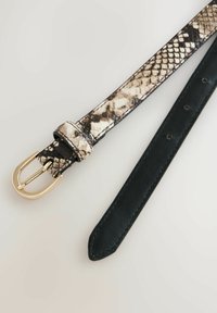 Een riem met een slangenhuidpatroon in zwart en metallic goud, uitgerust met een gouden metalen gesp en een gladde zwarte leren achterkant.