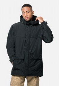 Zwarte parka jas met een capuchon, uitgerust met twee grote voorzakken, een rechte snit en een gladde, soepele textuur. Verstelbare toggles op de capuchon.