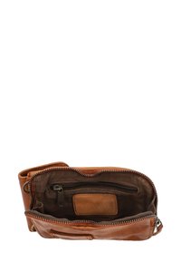 Læder crossbody taske i brændt orange, med et lynlåslukket hovedrum og en mindre lynlås lomme indeni, glat tekstur og metal detaljer.