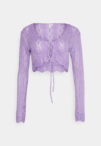 Pulôver cropped em estilo crochet de cor lilás clara. Apresenta mangas longas, um decote em V profundo e um cordão na cintura com bainha em formato de ondas.