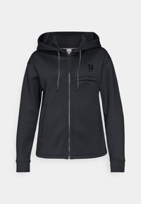 Sudadera con cremallera negra hecha de una tela suave, que cuenta con capucha ajustable, bolsillo frontal y un logo sutil en el pecho.