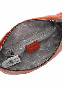 Borsa in pelle arancione con cerniera, dotata di un interno foderato grigio con una tasca con zip e un design a motivi. Etichetta visibile all'interno.