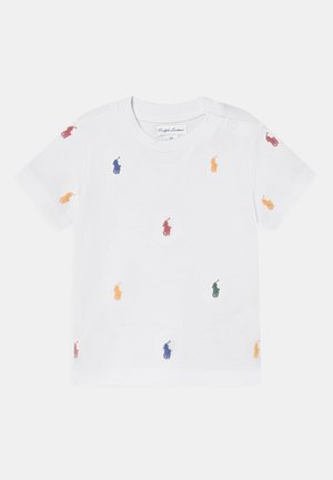 Wit baby-T-shirt met korte mouwen, met meerkleurige geborduurde polo-spelerlogo's en drukknoopjes op de linkerschouder.