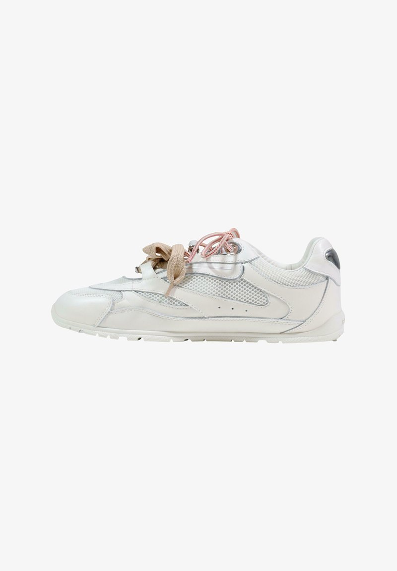 Zapatilla deportiva blanca con diseño de malla, detalles translúcidos y cordones beige; textura lisa con puntera redondeada y suela de perfil bajo.