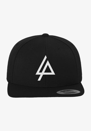Fekete snapback sapka lapos karimával. Az elején egy fehér geometrikus logóval. Texturált anyagból készült, struktúrált koronával.