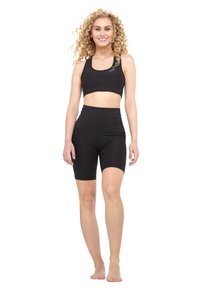 Top corto atlético negro y pantalones cortos de cintura alta, con un diseño ajustado, textura suave y estilo minimalista, adecuado para entrenamientos.