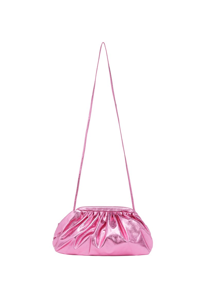 Roze metallic handtas met een geplooid ontwerp, slanke schouderband en zachte textuur. Beschikt over een ronde vorm en subtiele glans.