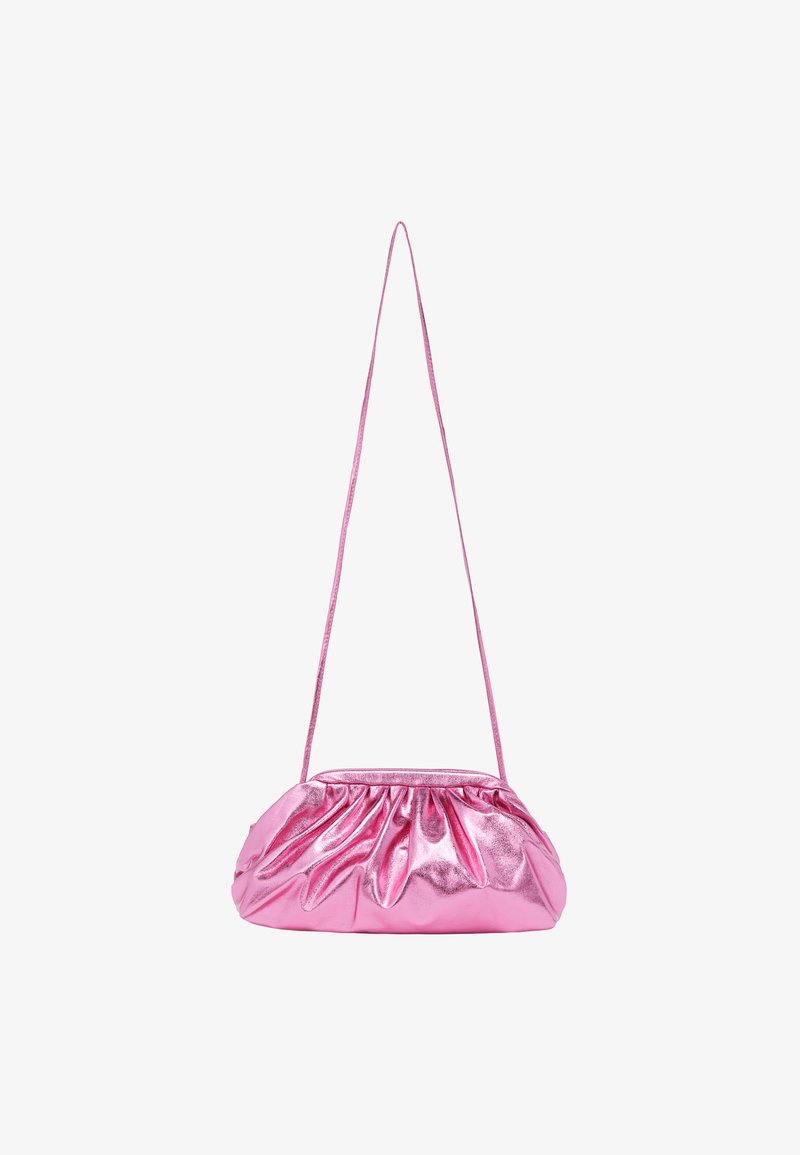 Rosa metallische Handtasche mit gerafftem Design, schlankem Riemen und weicher Textur. Sie hat eine runde Form und einen subtilen Glanz.