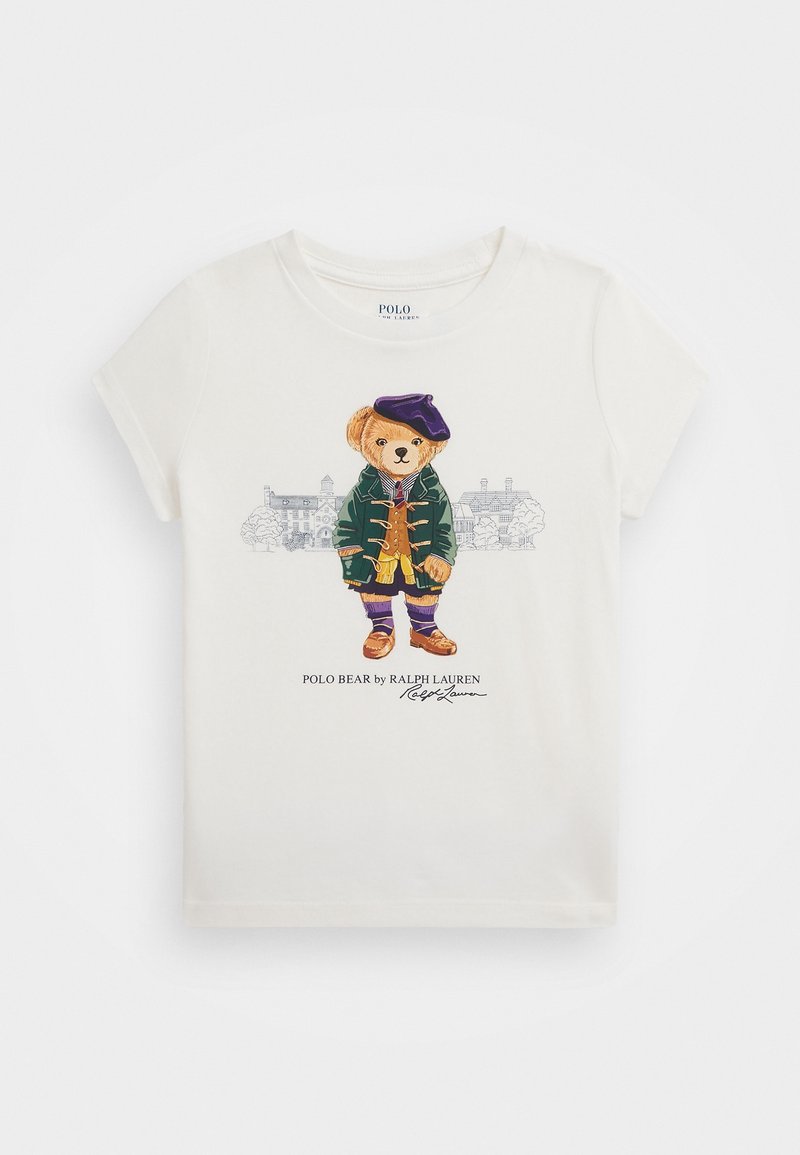 Weißes Baumwoll-T-Shirt mit einer bunten Bärenillustration, die einen grünen Mantel, eine lila Baskenmütze und braune Schuhe trägt, mit Branding darunter.