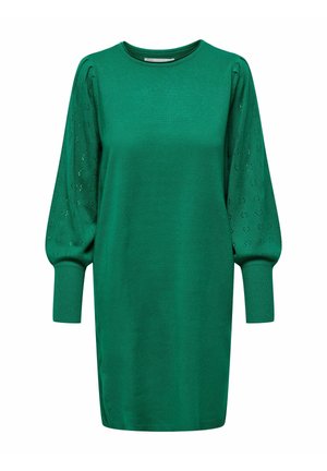 Robe verte avec un décolleté arrondi, de longues manches bouffantes présentant des motifs à œillets, et un corps ajusté qui s'effile au niveau de l'ourlet.