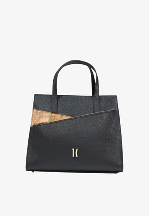 Bolso tote negro texturizado con doble asas, que presenta una sección con cremallera con un acento de patrón de mapa y un logo dorado en la parte frontal.