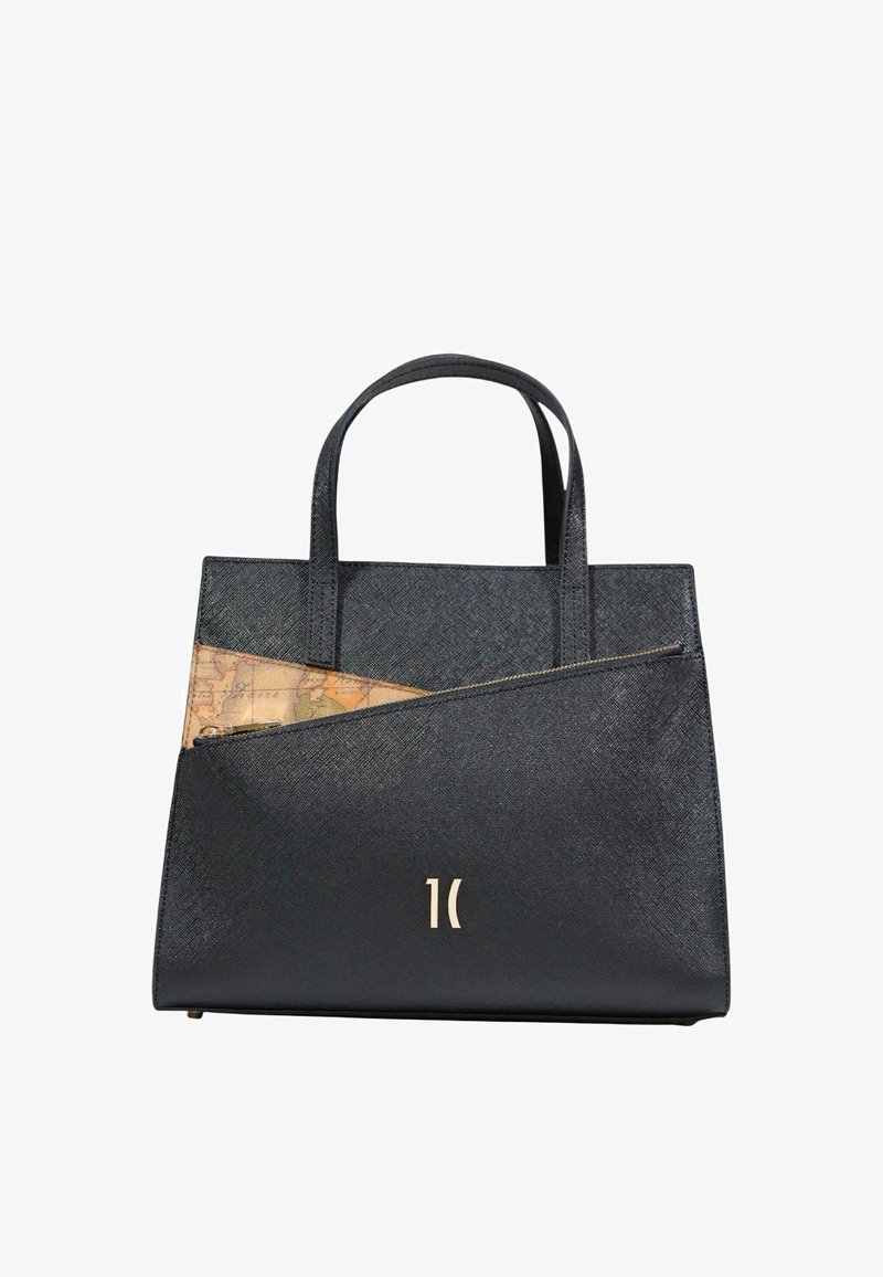 Borsa a spalla nera con texture, dotata di doppi manici, con una sezione con zip caratterizzata da un motivo a mappa e un logo dorato sulla parte anteriore.