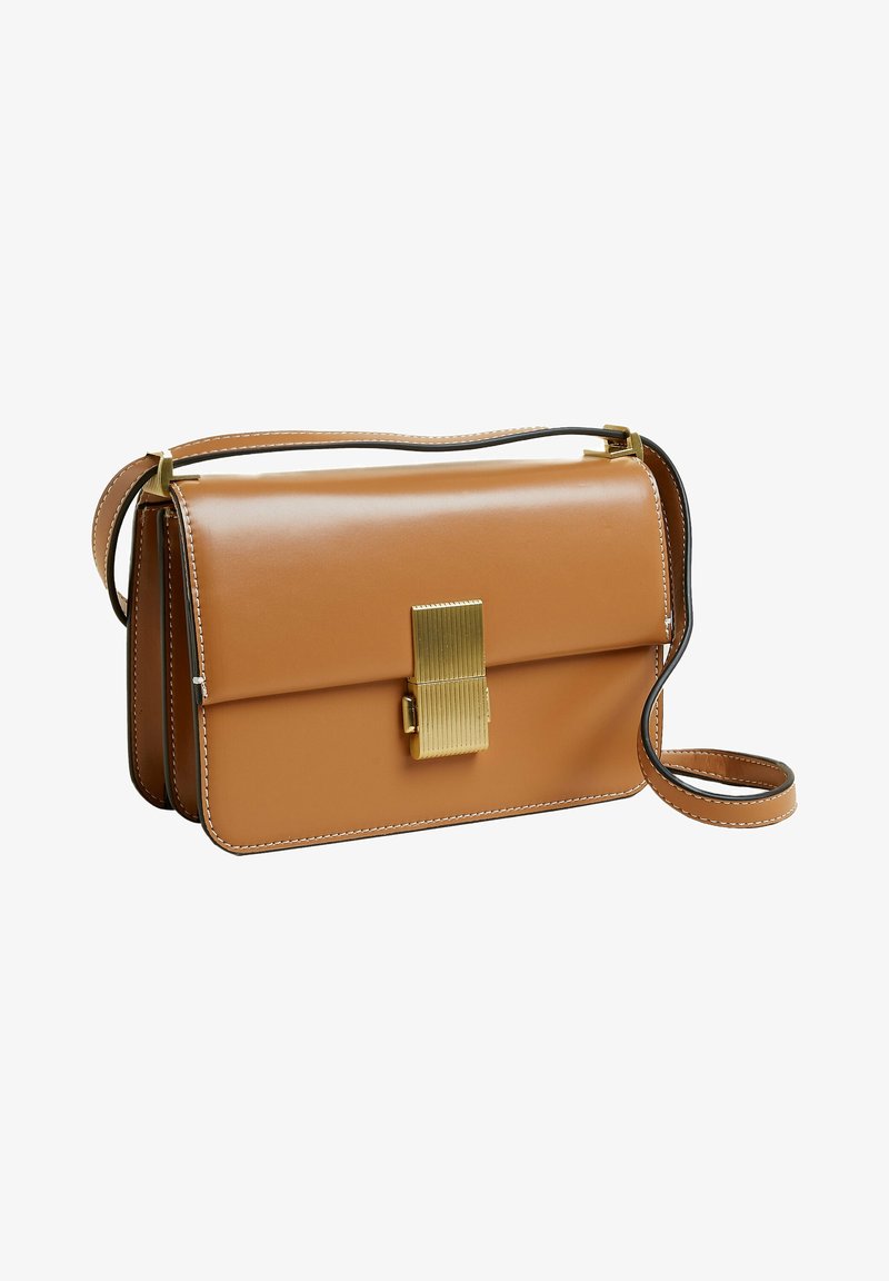 Sac bandoulière rectangulaire en cuir camel avec fermoir rectangulaire doré, coutures blanches et bandoulière réglable sur fond blanc.