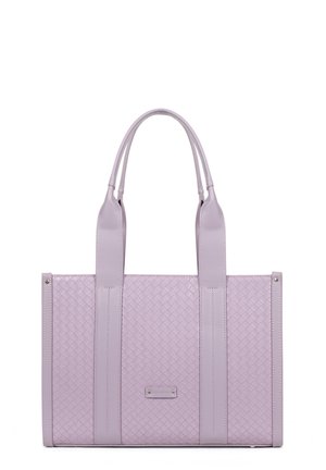 Borsa a tracolla in pelle lavanda con motivo intrecciato, due manici lunghi, strisce verticali in pelle e piccola targhetta rettangolare in metallo con marchio sulla parte anteriore.