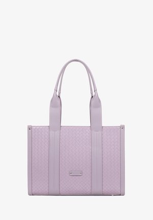 Borsa a tracolla in pelle lavanda con motivo intrecciato, due manici lunghi, strisce verticali in pelle e piccola targhetta rettangolare in metallo con marchio sulla parte anteriore.