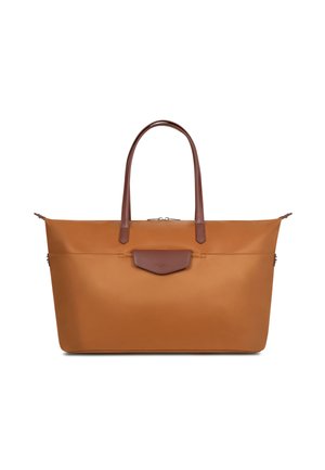 Grand sac fourre-tout rectangulaire beige avec des poignées en cuir marron foncé et une poche avant à rabat sur un fond blanc.
