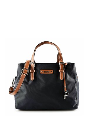 Schwarze Handtasche mit braunen Ledergriffen und verstellbarem Schultergurt, ausgestattet mit einem kleinen Metall-Logoanhänger und dekorativen Schnallen-Akzenten.