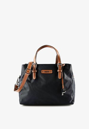 Borsa nera con manici in pelle marrone e tracolla regolabile, caratterizzata da una piccola targhetta metallica del marchio e dettagli decorativi con fibbie.