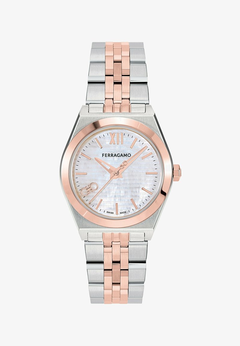 Rozsdamentes acél karóra hatszögletű számlappal, rózsaarany díszítésekkel, gyöngyház számlappal és ezüst-rózsaszín fém karkötővel.