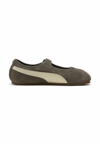 Chaussure slip-on en daim gris profil bas avec bout arrondi et bande Puma en cuir blanc sur le côté sur fond blanc.