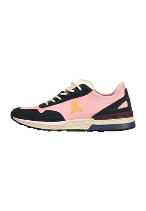 Baskets basses avec panneaux roses et noirs, lacets crème, semelle beige texturée et logo jaune de tête de mort et os croisés sur le côté.