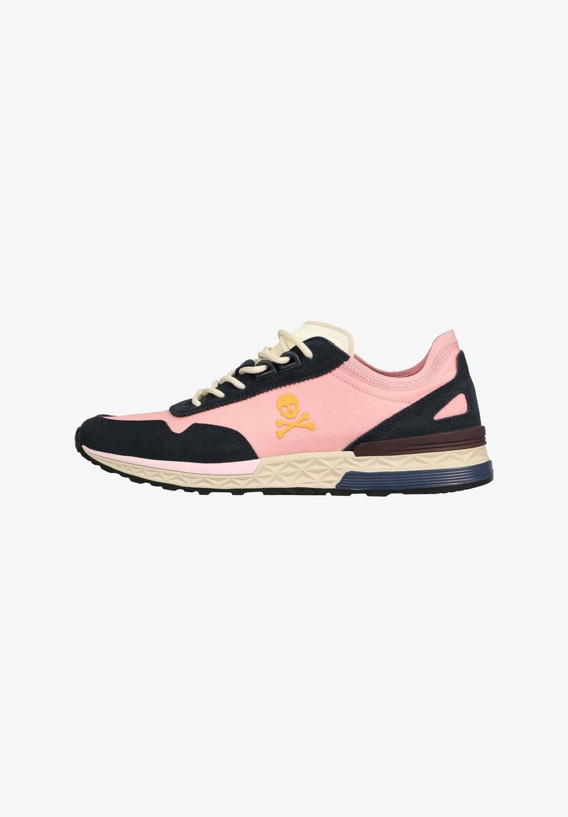 Baskets basses avec panneaux roses et noirs, lacets crème, semelle beige texturée et logo jaune de tête de mort et os croisés sur le côté.