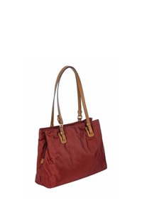 Rode stoffen tote bag met bruine leren hengsels, ritssluiting, platte bodem en zijvak. Geplooide textuur met gladde leren accenten.