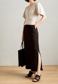 Morgan Neule - gold-coloured